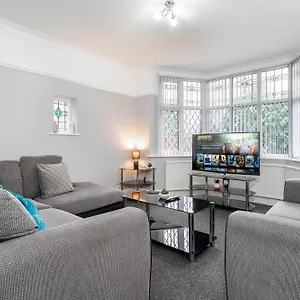 Holiday home 5 Bedroom House - 11 Guests - Garden - Wifi - Smart Tv - Rated - Large Driveway 4 Multiple Vehicles - Perfect For Contractors, Birmingham